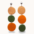 Brinco orgânico Viv Nascô, assimétrico, verde, laranja e nude.