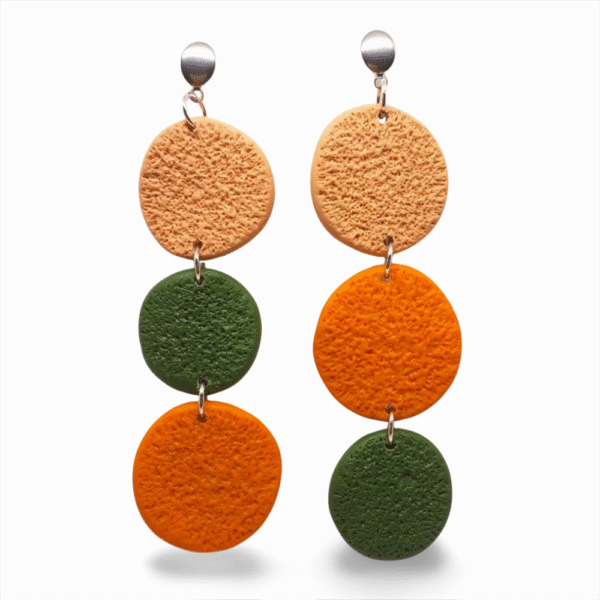 Brinco orgânico Viv Nascô, assimétrico, verde, laranja e nude.